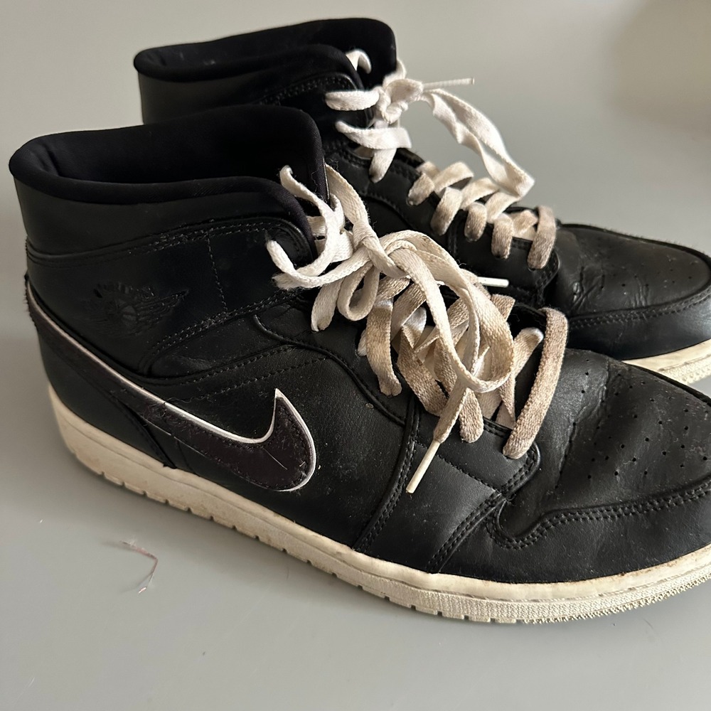 Nike Air Jordan 1 Mid Mens Black White Basketball Shoes 554724-049 Size 10.5